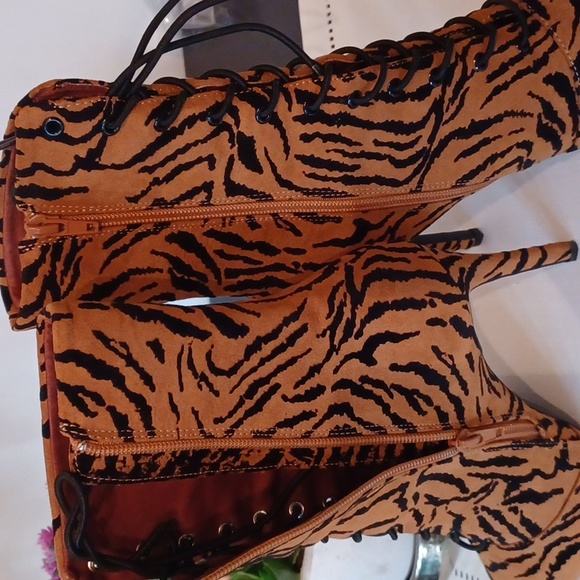 Qupid-(Sz 8) Brown/Blk animal print Ankle Boot-Tie up front inside Zipper 4"heel - Picture 7 of 10